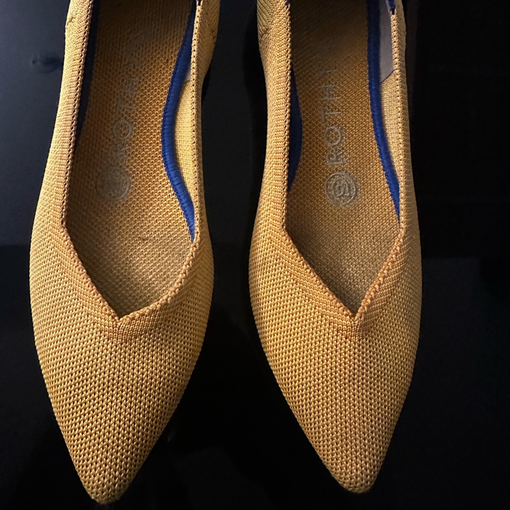 Yellow pointy toe Rothy’s. Size 6